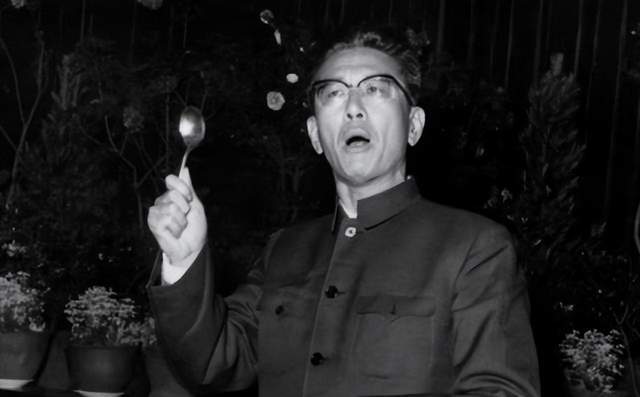 乔冠华去世，中央发布40字的讣告，他的妻子为何说活不下去