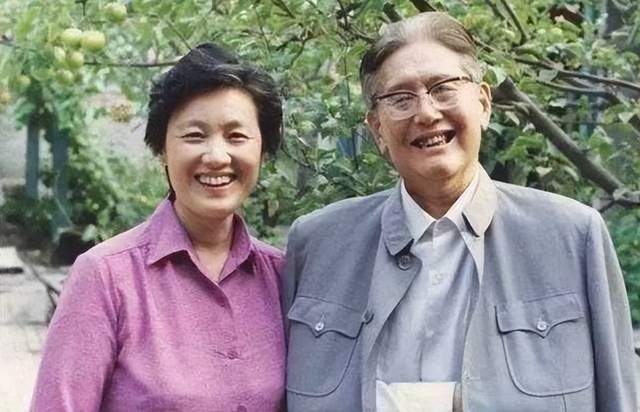 乔冠华去世，中央发布40字的讣告，他的妻子为何说活不下去